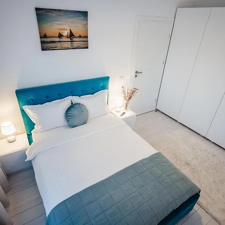 Luxury Designer - Romanescu Park Apartment *