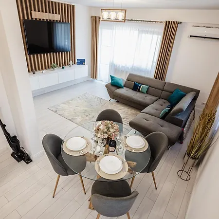 Luxury Designer - Romanescu Park Apartment *