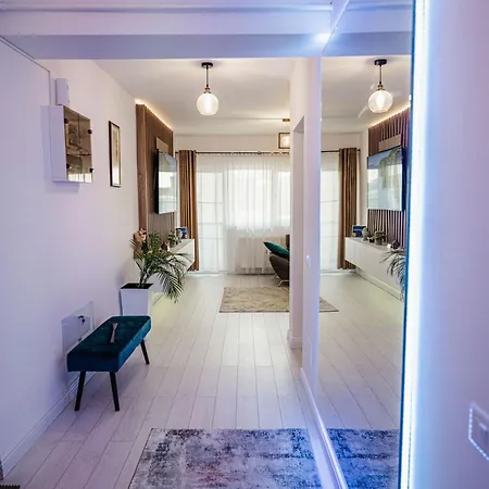 Luxury Designer - Romanescu Park Apartment *