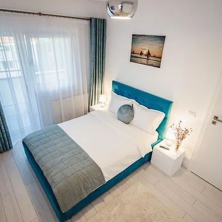 Luxury Designer - Romanescu Park Apartment *