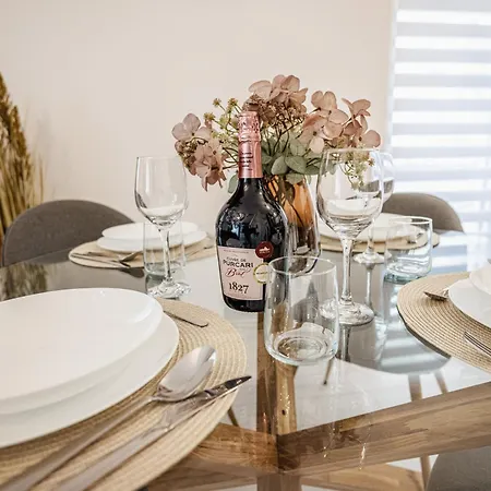 Luxury Designer - Romanescu Park Apartment *