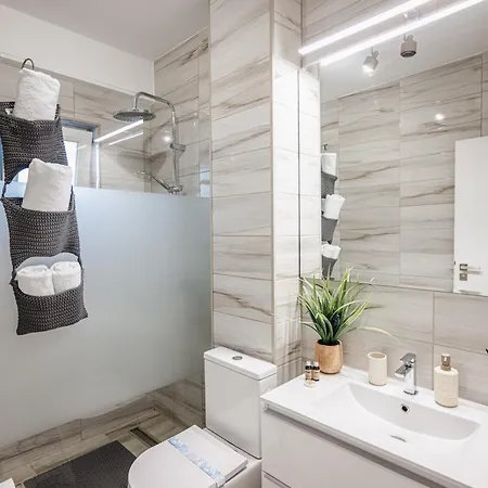 Luxury Designer - Romanescu Park Apartment *